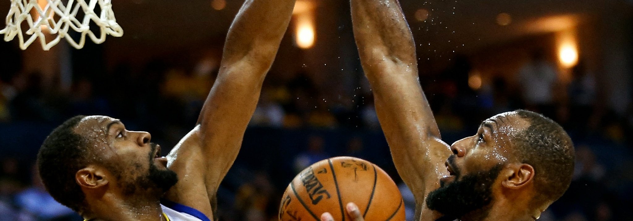 NBA季后赛中球员在篮下激烈对抗的精彩画面，汗水飞溅展现竞技体育的魅力