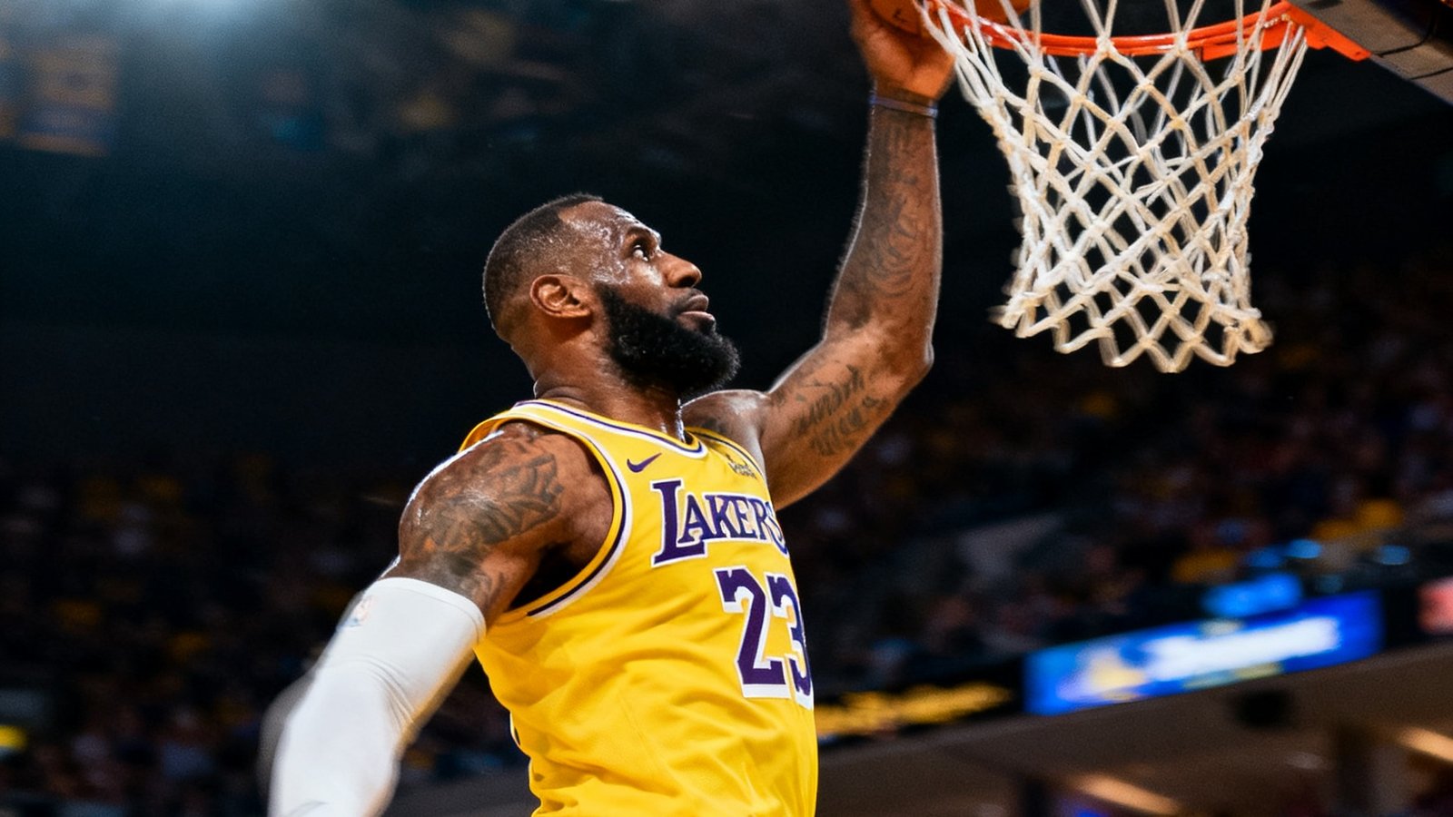 NBA季后赛西部半决赛第四场湖人队对阵勇士队的比赛集锦，詹姆斯突破上篮特写